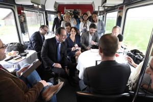 مقابلة تلفزيونية جديدة لهولاند لتحسين شعبيته المتدهورة