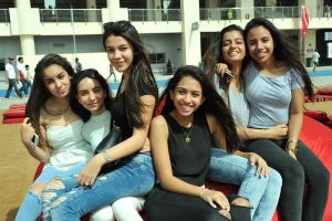 حضور جماهيري حاشد في اليوم الثاني لسباق جائزة البحرين للفورمولا وان	