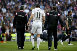 المدريدي جاريث بيل يترك الملعب مصاباً في عضلات الساق
