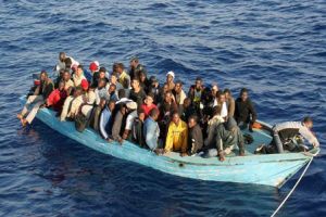 صحيفة: مخاوف من غرق 700 مهاجر بعد إنقلاب قارب قبالة سواحل ليبيا