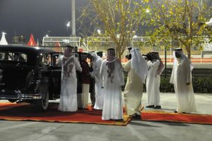 عاهل البلاد يصل حلبة البحرين لحضور سباق الفورمولا 1