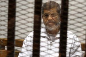 مرسي يواجه اليوم أول حكم بحقه قد يصل إلى الإعدام