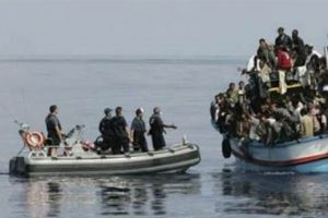 إيطاليا تعتقل اثنين من المهاجرين الناجين من كارثة السفينة