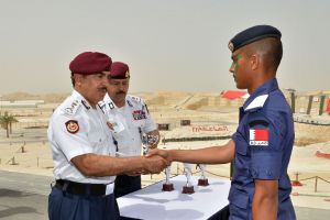 وزير الداخلية يشهد حفـل تخريج دورة الصاعقة التأسيسية الثامنة والعشرين