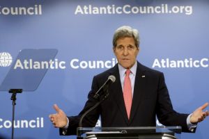 مسئول: كيري أبلغ روسيا في مكالمة هاتفية بسحب قواتها من أوكرانيا