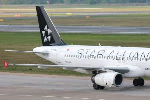 طائرة تركية تهبط اضطرارياً في اسطنبول بعد اندلاع حريق بمحركها