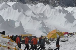 ارتفاع حصيلة ضحايا زلزال النيبال إلى 1805 قتلى