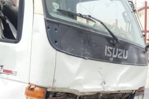 شاهد الصور... إصابة شابين بتصادم مركبتين بسترة