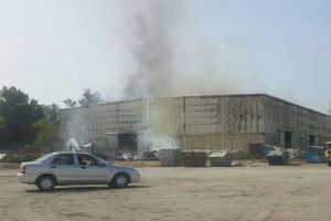 الدفاع المدني يخمد حريقاً أندلع بأحد المصانع بسترة الصناعية