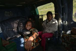 اخراج امراة حية من بين الانقاض بعد خمسة ايام من زلزال النيبال