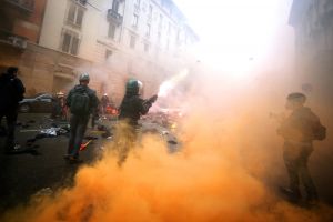 الشرطة تستخدم الغاز المسيل للدموع لتفريق محتجين عند معرض اكسبو