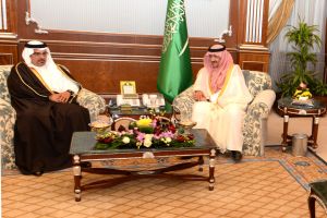 ولي العهد يلتقي ولي العهد وولي ولي العهد السعوديين ويهنؤهما على ثقة خادم الحرمين