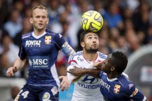 ليون يهزم إيفيان ويزيد الضغط على سان جيرمان في فرنسا