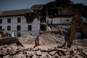 رجل شرطة: انتشال ثلاثة أشخاص أحياء من أنقاض زلزال نيبال