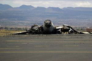 شاهد الصور... إصابة طائرة للخطوط اليمنية في غارة على مطار صنعاء