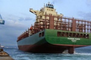 طهران تؤكد أن أفراد طاقم سفينة الشحن التي اعترضتها باتوا 'أحراراً'  