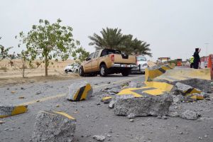 شاهد الصور... إصابة بحريني صدم بسيارته حواجز إسمنتية بشارع خليفة بن سلمان