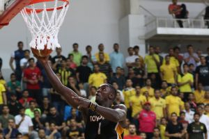 الأهلي يفوز على المنامة ويمنعه من الاقتراب من اللقب في دوري كرة السلة