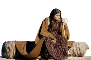 في «مسرحية سارة»... يتهاوى الجدار وتتكشف الأسرار