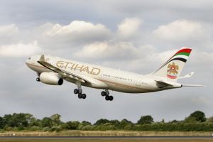 تحويل طائرة إماراتية للهبوط في قاعدة عسكرية لأسباب أمنية