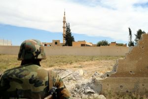 الجيش السوري يكثف جهوده لاستعادة بلدة وإنقاذ قوات محاصرة