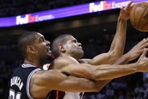 تصويبة جيمس في اللحظة الأخيرة تمنح كافاليرز الفوز على بولز