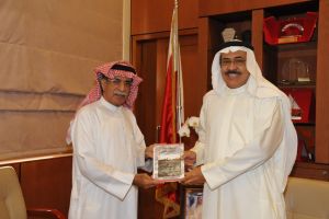 خالد بن خليفة يتسلم كتاب 'مدينة الأحلام وذكريات الأيام' للكاتب بوكمال