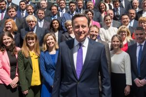 رئيس الوزراء البريطاني ينهي تشكيل حكومته ويلتقي نواب حزبه