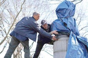 تمثال لسنودن في نيويورك يظهر من جديد بعد 'اختفائه'