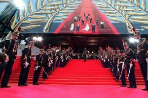 مهرجان «كان» السينمائي ينطلق بـ «رأس مرفوع»