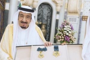 الجروان يسلم خادم الحرمين الشريفين وسام البرلمان العربي