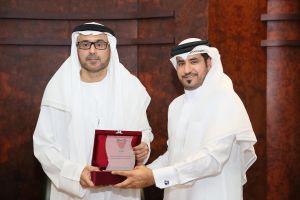 المستشار الثقافي يبحث سبل التعاون مع مركز الإمارات للدراسات والبحوث الإستراتيجية