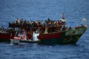 سفينة فرنسية تنقذ 297 مهاجراً قبالة سواحل إيطاليا