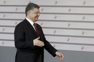 بوروشينكو يتهم روسيا بإرسال قوات نظامية إلى الاراضي الاوكرانية