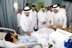 وزير الصحة السعودي يطمئن على المصابين في 'تفجير القطيف'