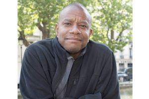 بيتي في «الخيانة» «عبقرية الهزل» في قضايا العِرْق