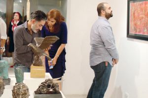 العرب وعبدالرحيم يبدعان منحوتات راسخة وحروفاً متجاورة