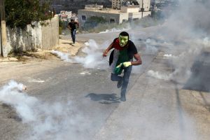 إصابة العشرات في الخليل بالضفة الغربية