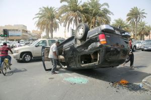 شاهد الصور ..إصابة 3 أشخاص بتصادم مركبتين بتقاطع جدحفص والديه