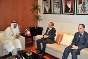 بن هندي يبحث مع السفير الجزائري تعزيز العلاقات الشبابية والرياضية