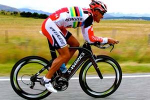 ماكا يحقق انتصارات جديدة لفريق البحرين للتحمّل 13 للترايثلون 'النخبة' في اندونيسيا