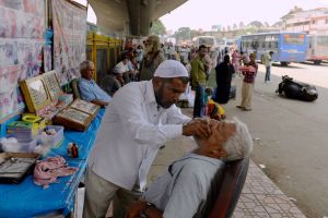 شاهد الصور... أطباء أسنان يقدمون خدماتهم في الشوارع للفقراء في الهند