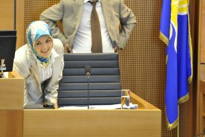 طرد نائبة بلجيكية من أصل تركي من حزبها لرفضها الاعتراف بالإبادة الارمنية