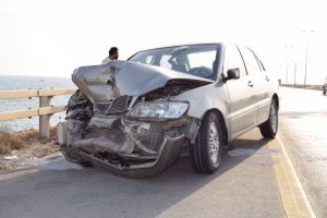 شاهد الصور... إصابة بحرينيين بتصادم مركبتين بجسر الملك فهد