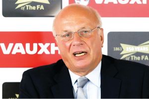 رئيس الاتحاد الإنجليزي لكرة القدم يتوقع ألا يكمل بلاتر ولايته الجديدة