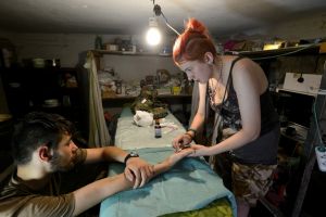 ممرضات أوكرانيات شابات يوقفن دراستهن للانتقال إلى الجبهة