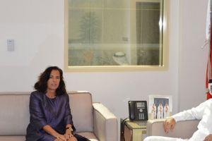 وزير 'الصناعة' يودع السفيرة الألمانية لدى البحرين ويشيد بتعزيز التعاون بين البلدين