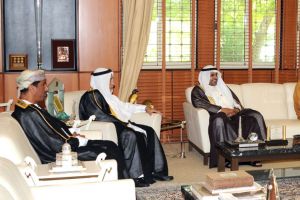 وزير الديوان الملكي يستقبل رئيس البرلمان العربي بمناسبة زيارته البحرين