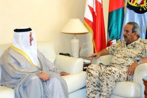 القائد العام يبحث مجالات التعاون مع وزير المتابعة بالديوان الملكي