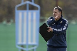 مارتينو يخشى إصابة لاعبي الأرجنتين المشاركين في نهائي دوري أبطال أوروبا